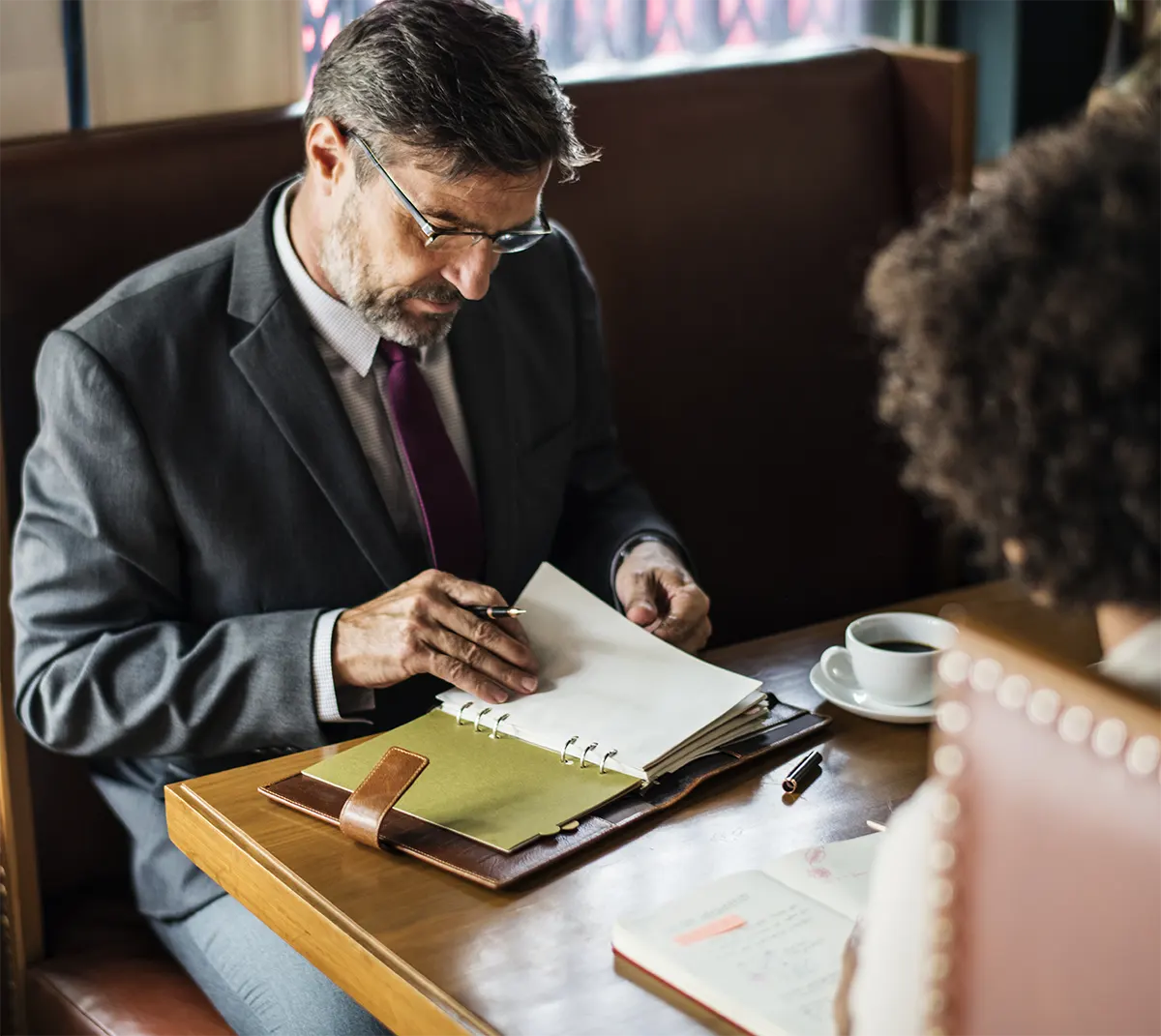business-people-discussing-cafe-img2