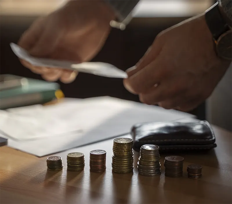 close-up-coins-saved-energy-crisis-expenses-img