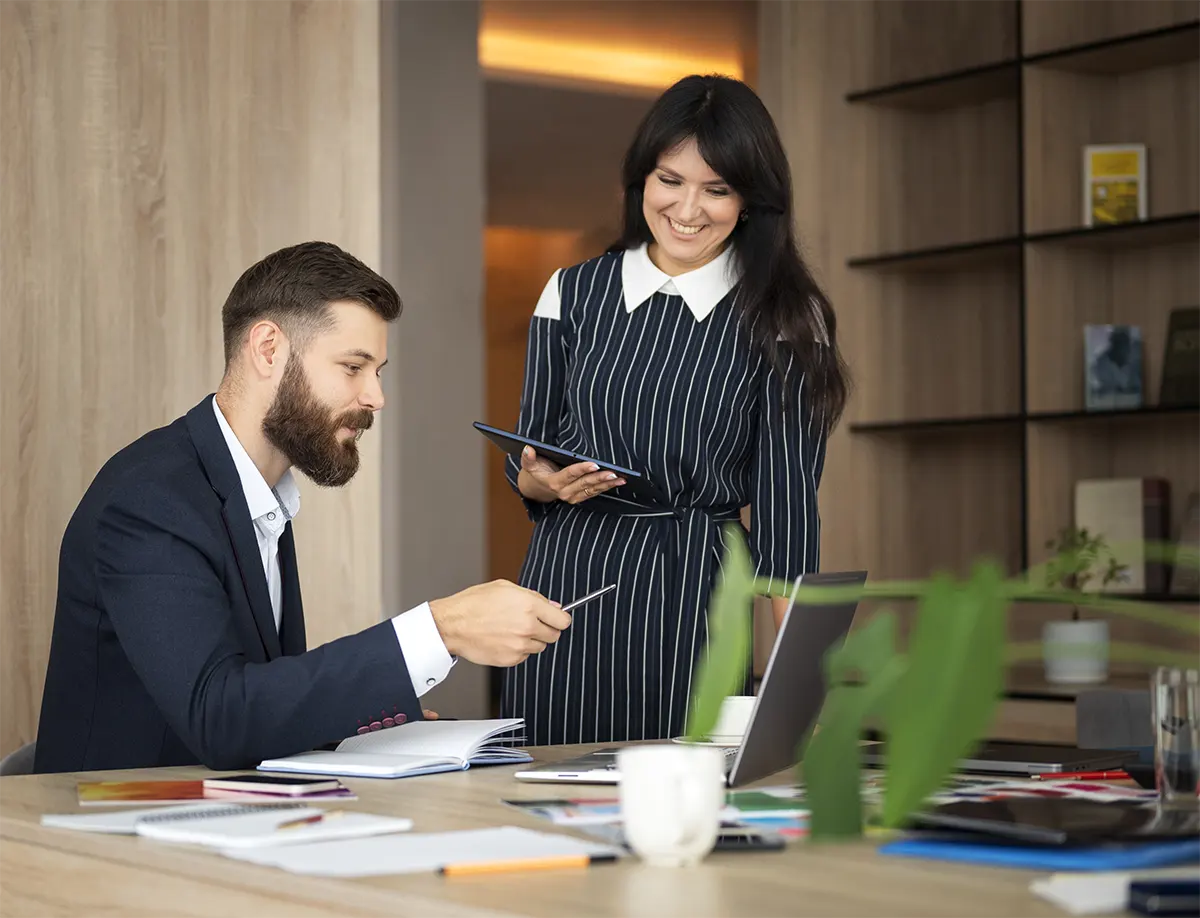 medium-shot-smiley-colleagues-work-img
